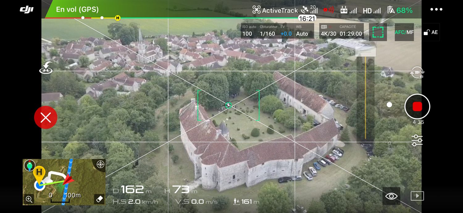 Vue aérienne d'un château filmée au drone, affichée à l'écran de pilotage